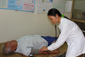 Cán bộ trạm y tế xã Phú Minh (Kỳ Sơn) kiểm tra huyết áp cho người cao tuổi.